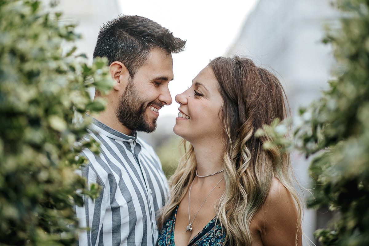 Prewedding nel centro di Torino Elisa e Davide in piazza CLN ritratto ravvicinato tra i vasi topiari