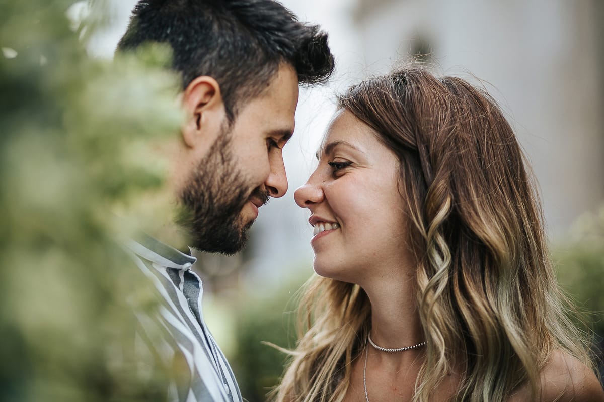 Prewedding nel centro di Torino Elisa e Davide in piazza CLN ritratto ravvicinato tra i vasi topiari la coppia si guarda