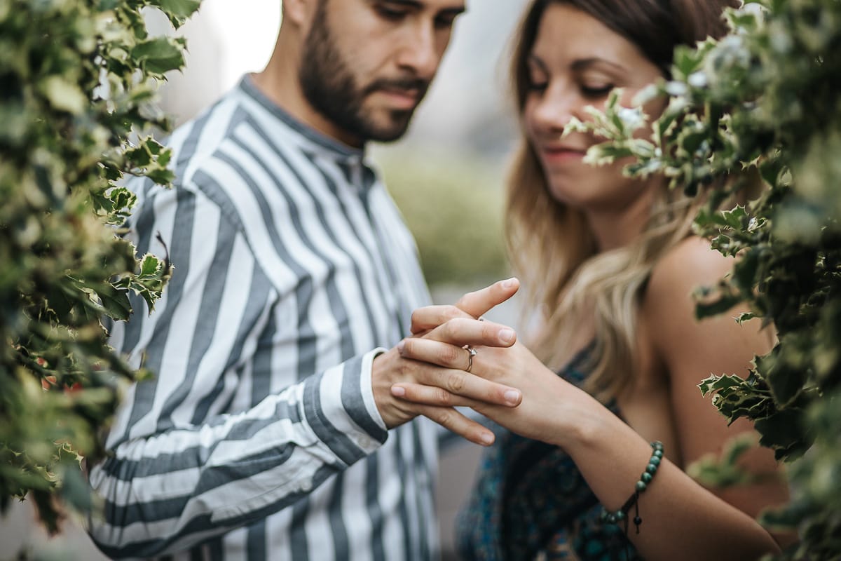 Prewedding nel centro di Torino Elisa e Davide in piazza CLN ritratto ravvicinato tra i vasi topiari