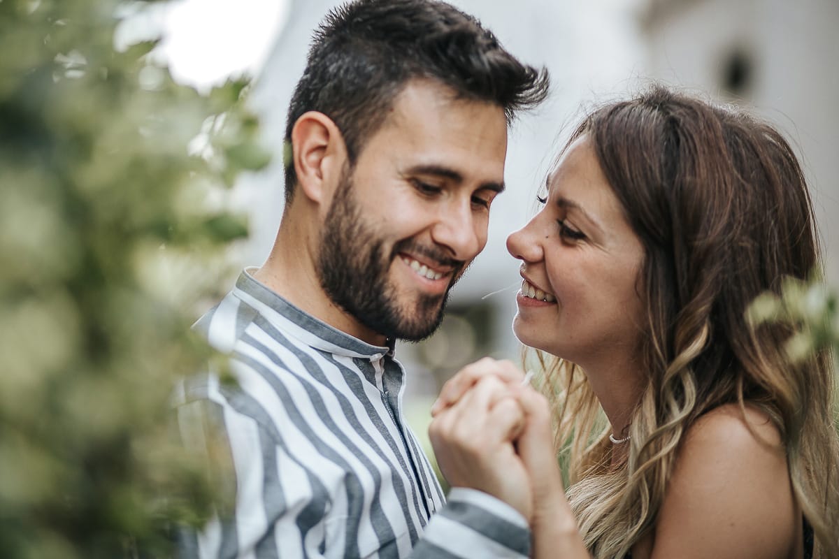 Prewedding nel centro di Torino Elisa e Davide in piazza CLN ritratto ravvicinato tra i vasi topiari