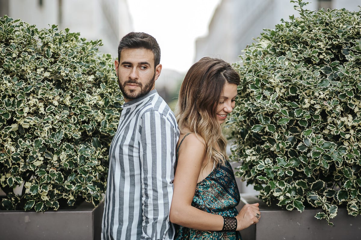 Prewedding nel centro di Torino Elisa e Davide in piazza CLN ritratto ravvicinato tra i vasi topiari