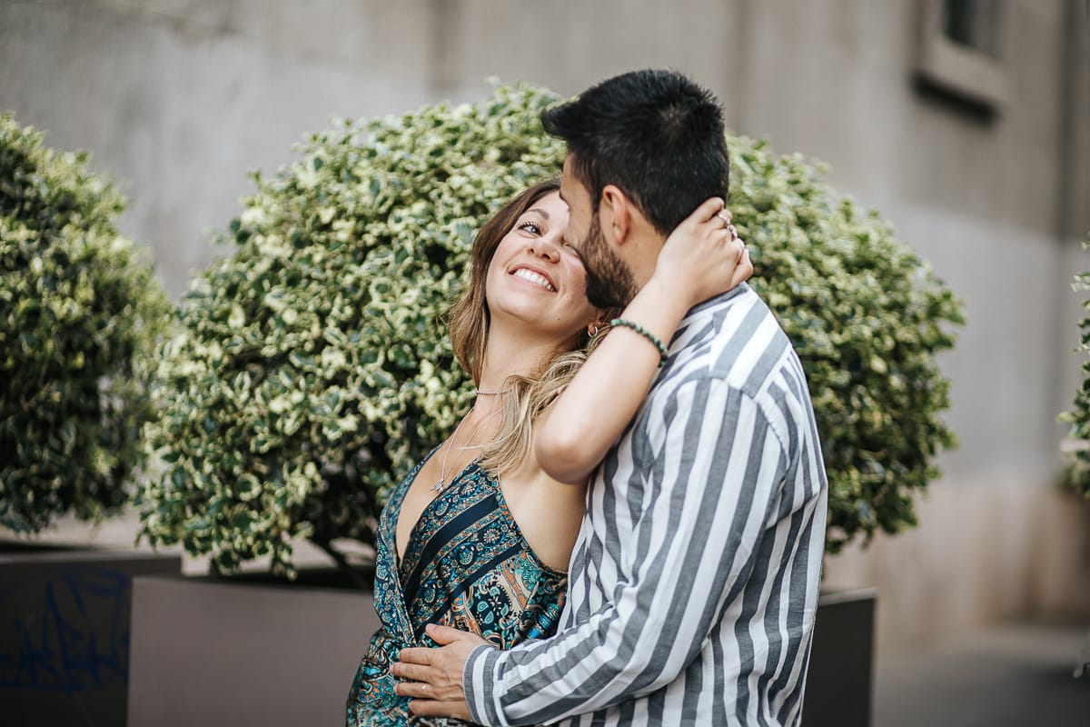 Prewedding nel centro di Torino Elisa e Davide in piazza CLN ritratto ravvicinato tra i vasi topiari
