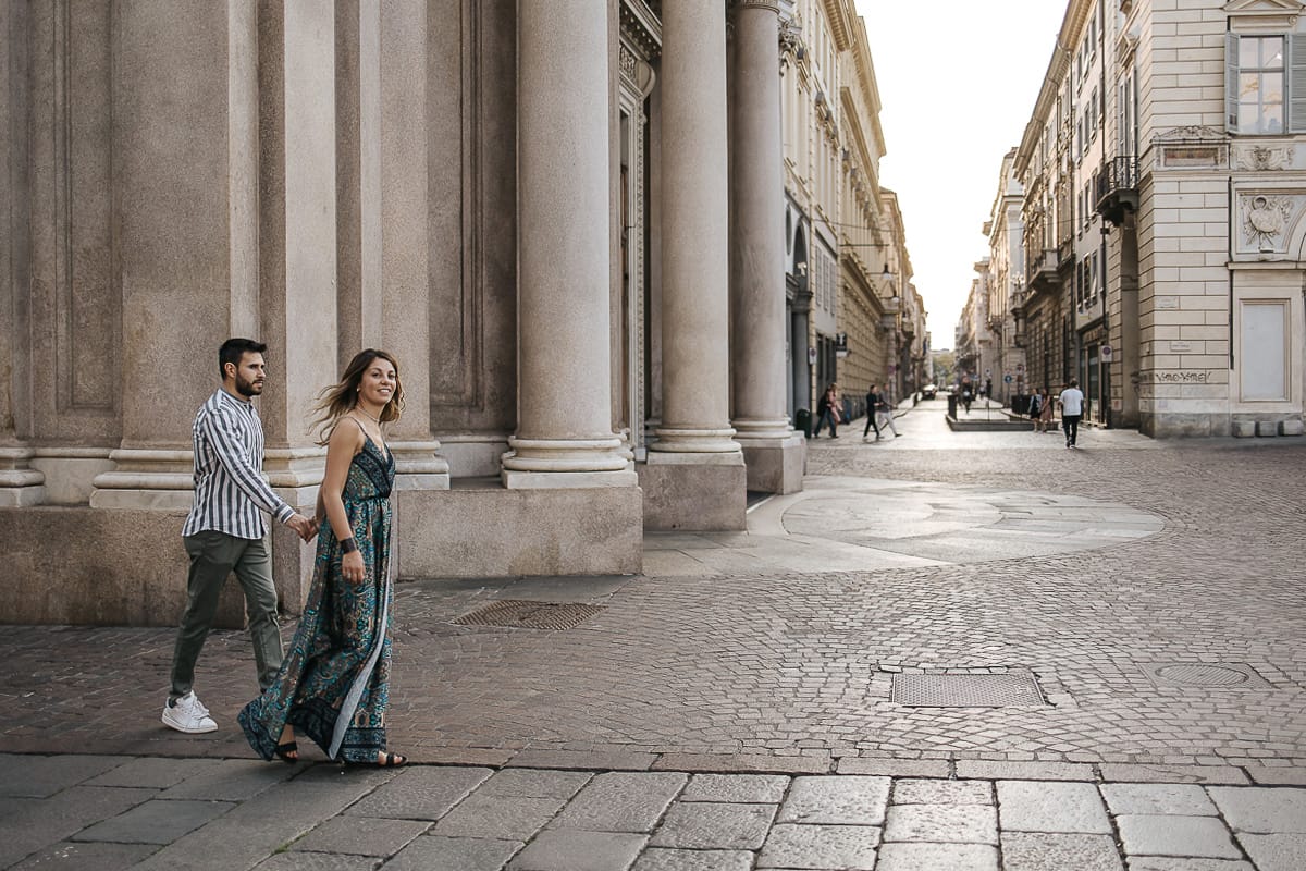 Prewedding nel centro di Torino Elisa e Davide camminano