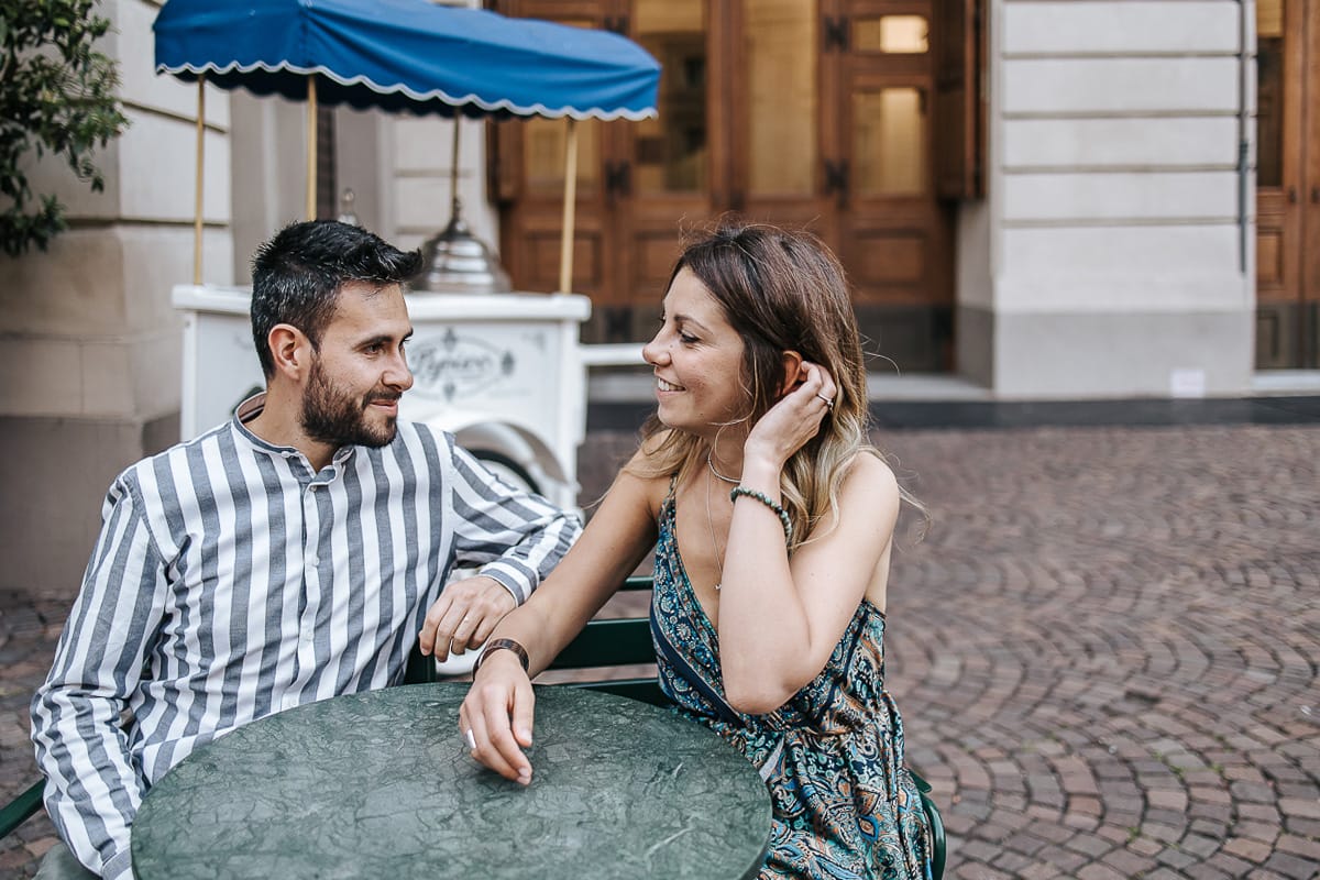 Prewedding nel centro di Torino Elisa e Davide in piazza Carignano seduti ad un tavolino della gelateria Pepino