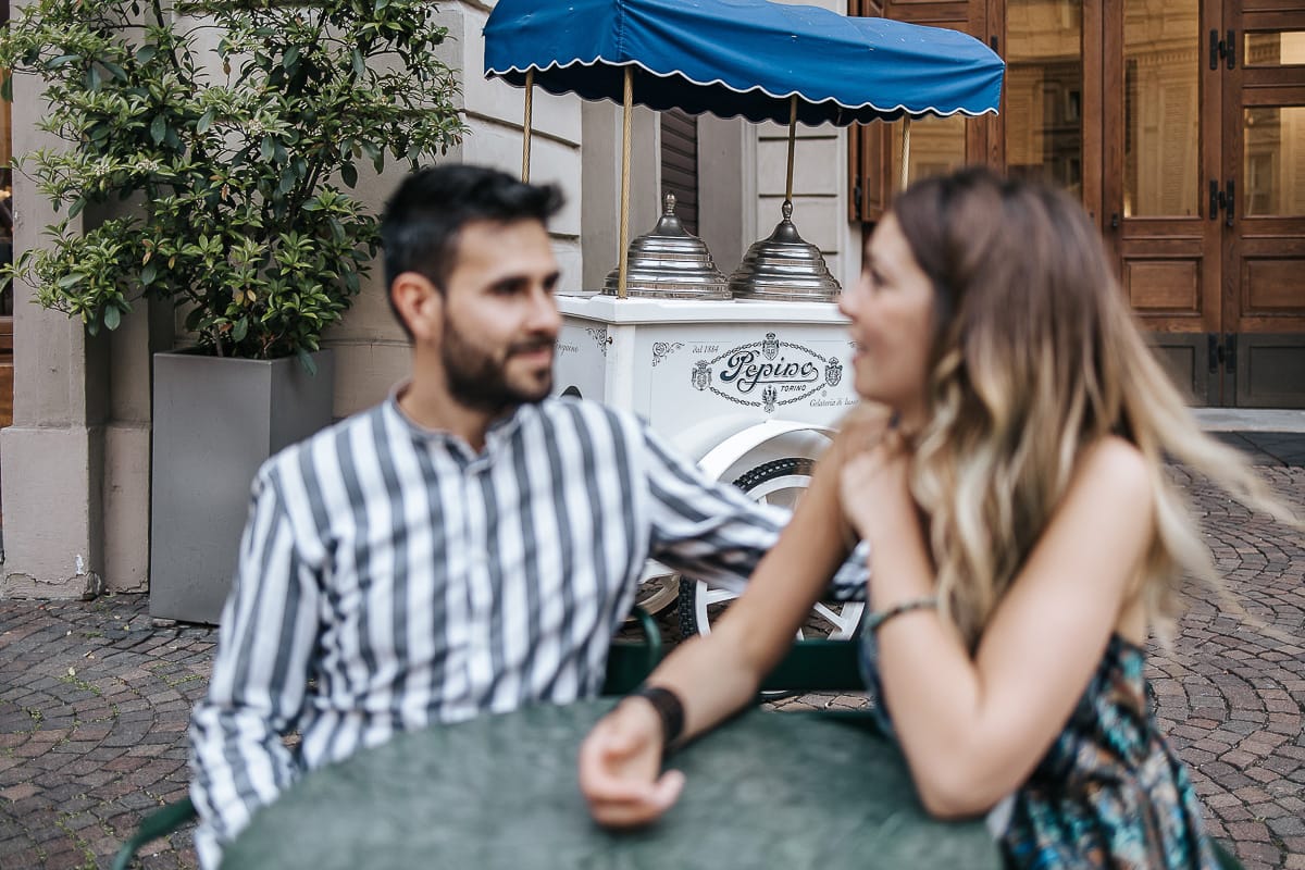 Prewedding nel centro di Torino Elisa e Davide in piazza Carignano seduti ad un tavolino della gelateria Pepino