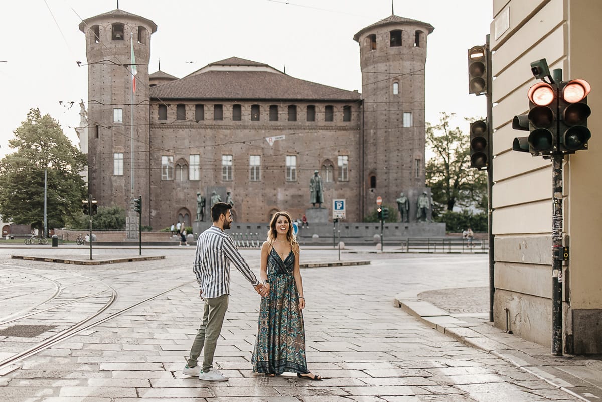 Prewedding nel centro di Torino Elisa e Davide in piazza Castello davanti al castello medievale