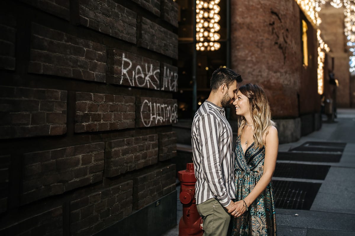 Prewedding nel centro di Torino davanti all'entrata laterale del teatro Regio