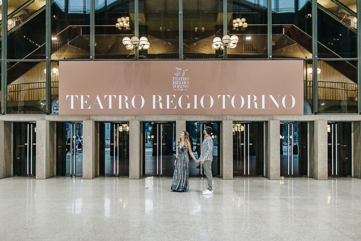 Prewedding nel centro di Torino davanti all'entrata del teatro Regio