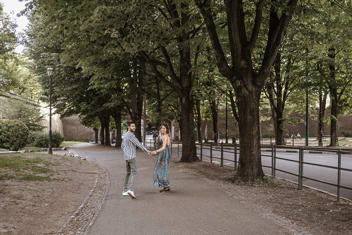 Prewedding nel centro di Torino Elisa e Davide camminano nei Giardini reali