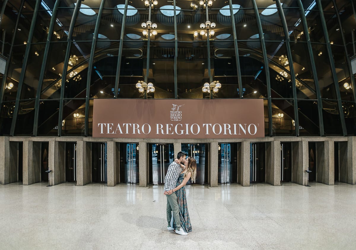 Prewedding nel centro di Torino davanti all'entrata del teatro Regio