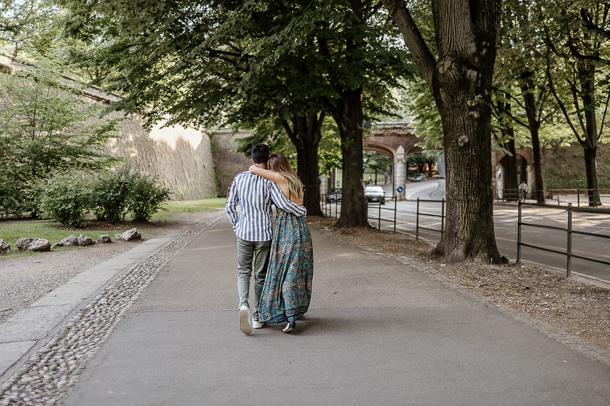 Prewedding nel centro di Torino Elisa e Davide camminano abbracciati