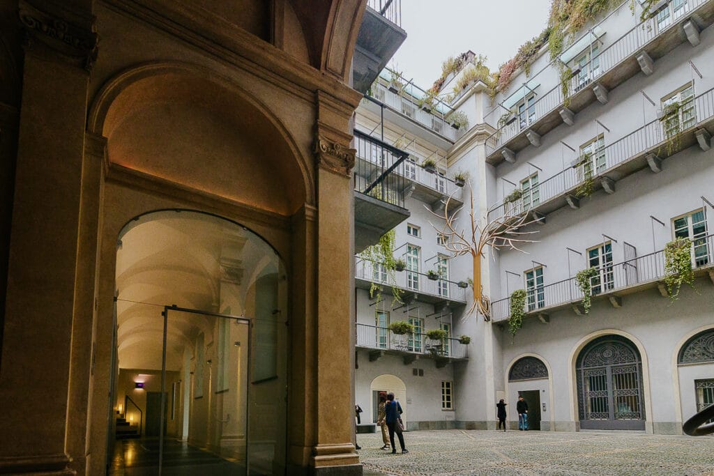 Matrimonio al "The Number Six" di Torino, la casa più bella del mondo. Cortile