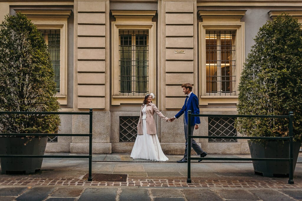 Matrimonio al "The Number Six" di Torino, la casa più bella del mondo. Gli sposi camminano per il centro di Torino.