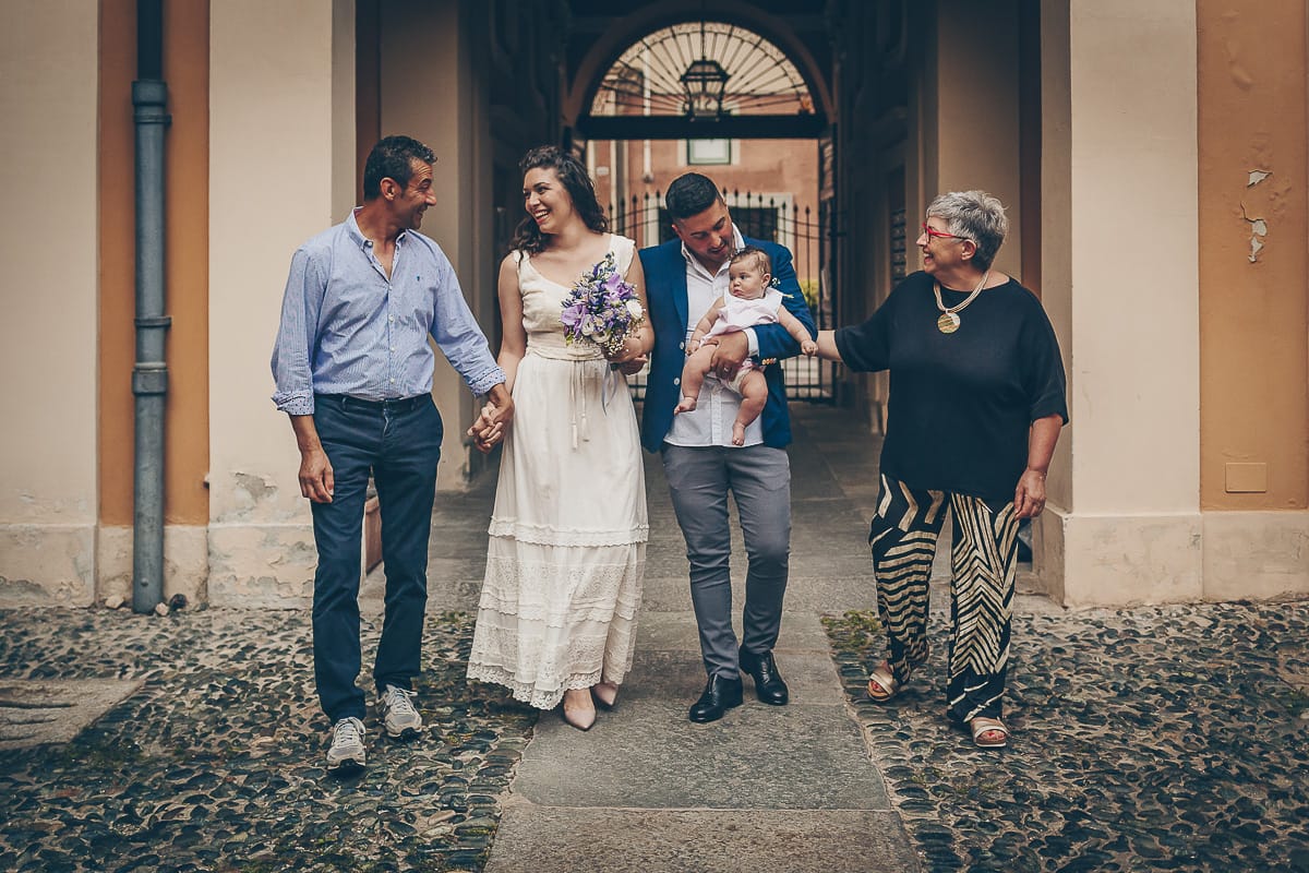Shooting fotografico di famiglia nei toni del lilla. Ritratto di famiglia