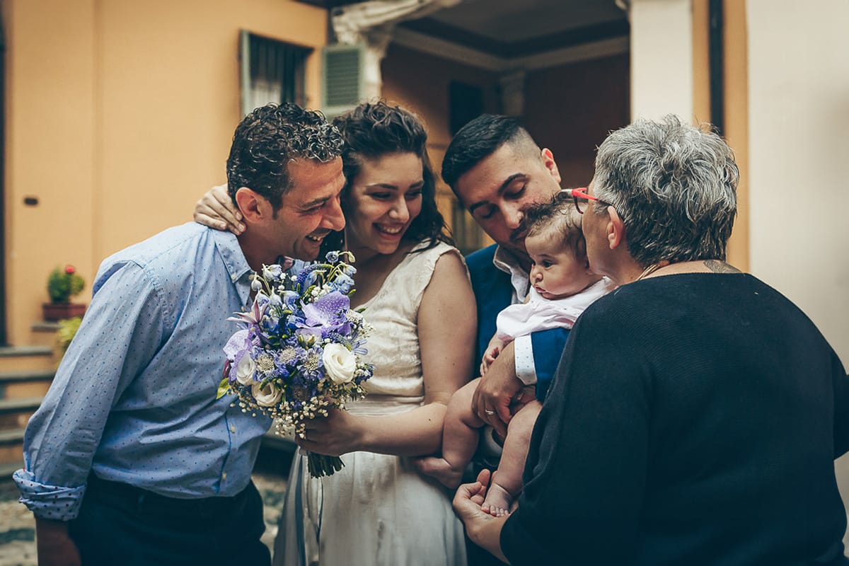Shooting fotografico di famiglia nei toni del lilla. Ritratto di famiglia