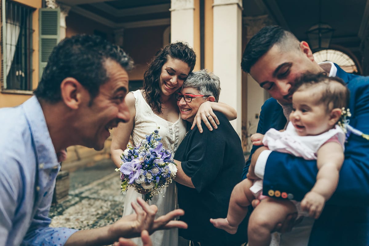Shooting fotografico di famiglia nei toni del lilla. Ritratto di famiglia