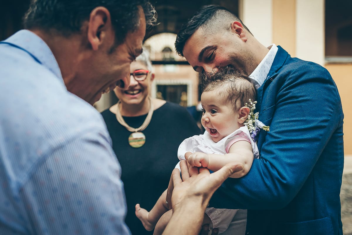 Shooting fotografico di famiglia nei toni del lilla. Ritratto di famiglia