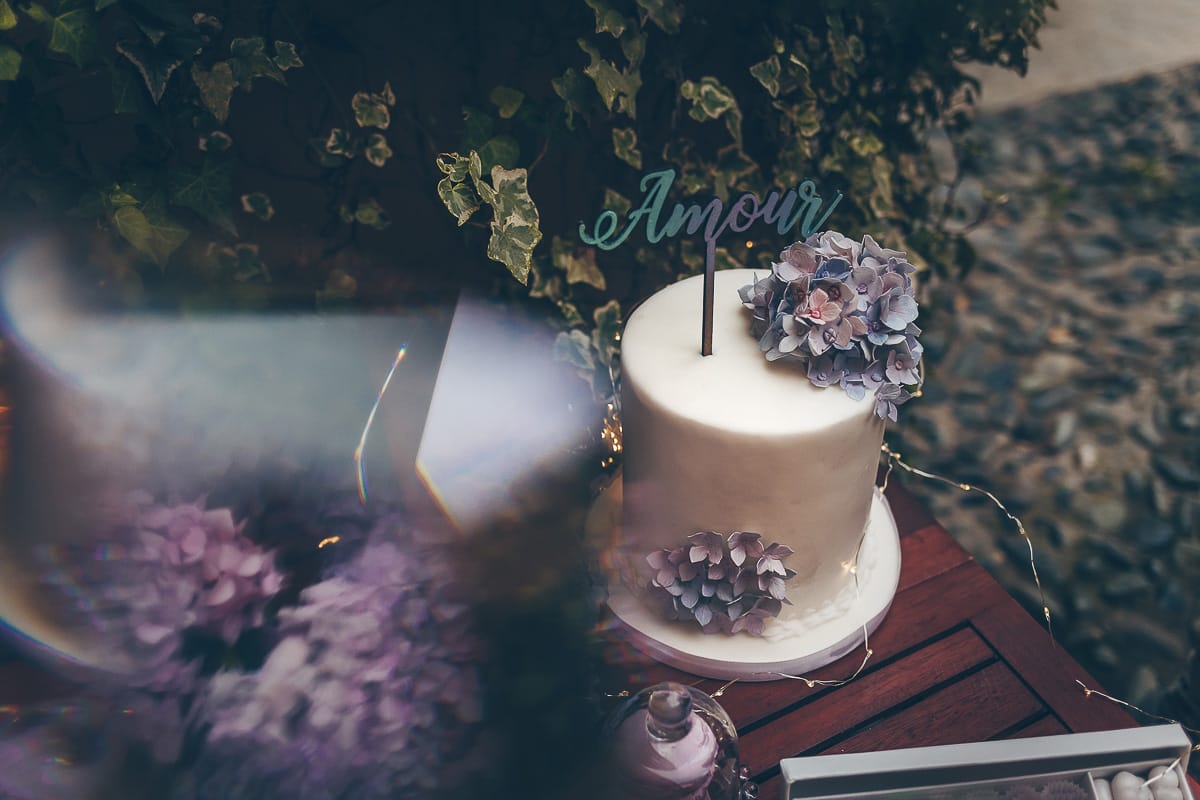 Shooting fotografico di famiglia nei toni del lilla. Torta