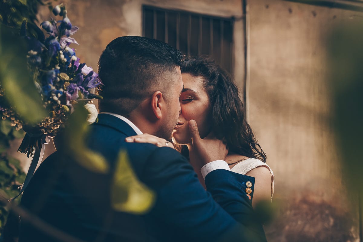 Shooting fotografico di famiglia nei toni del lilla. Serena e Mirco. Bacio
