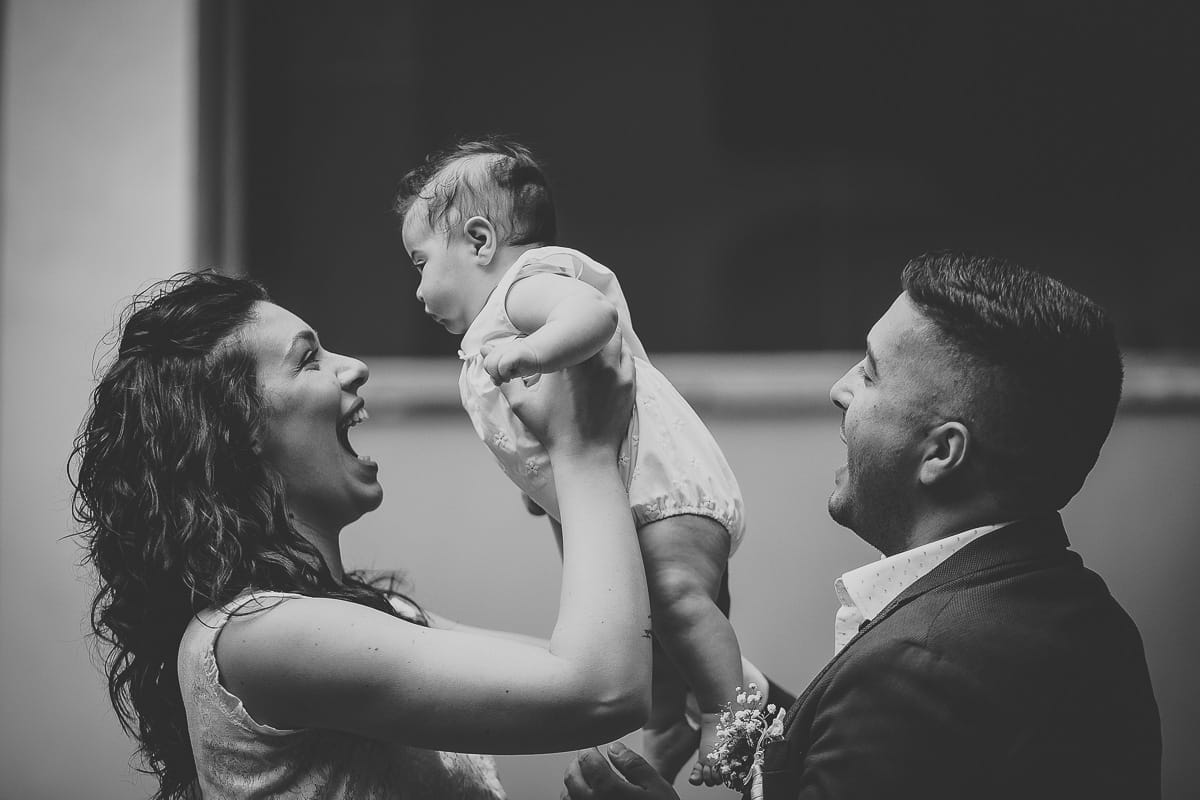 Shooting fotografico di famiglia nei toni del lilla. Ritratto di famiglia