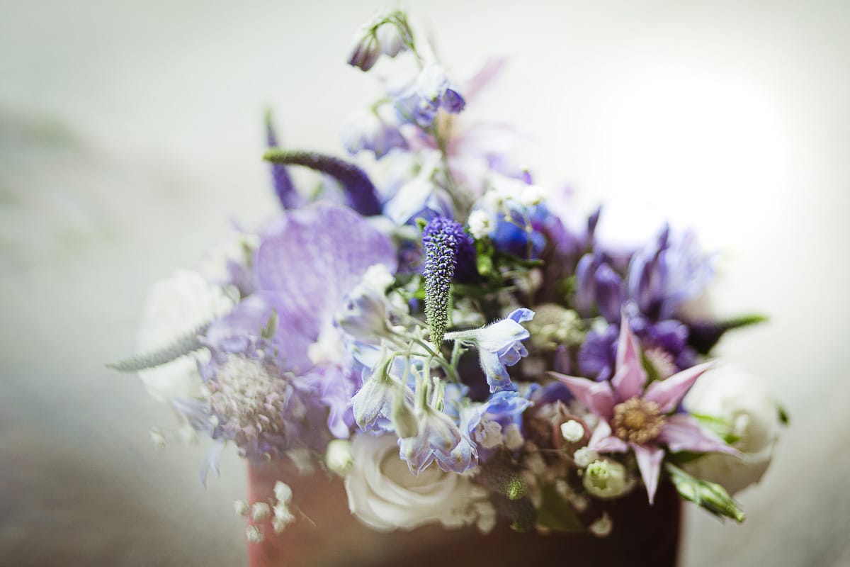 Shooting fotografico di famiglia nei toni del lilla. Bouquet di fiori