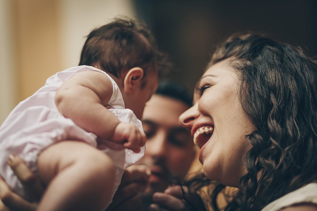Shooting fotografico di famiglia nei toni del lilla. Ritratto di famiglia
