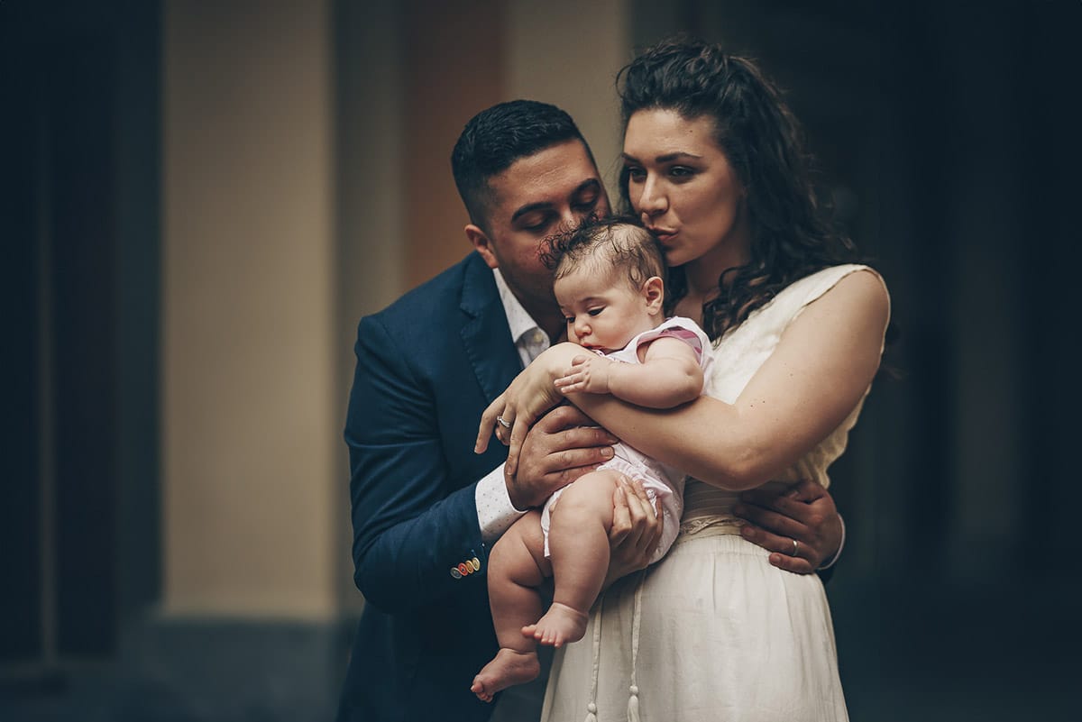 Shooting fotografico di famiglia nei toni del lilla. Ritratto di famiglia