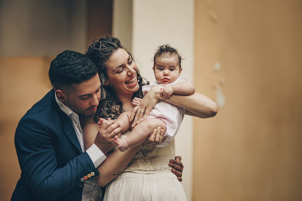Shooting fotografico di famiglia nei toni del lilla. Ritratto di famiglia