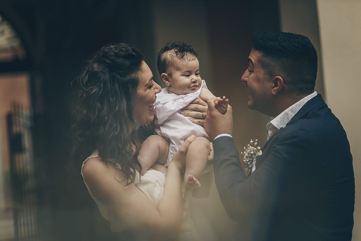 Shooting fotografico di famiglia nei toni del lilla. Ritratto di famiglia