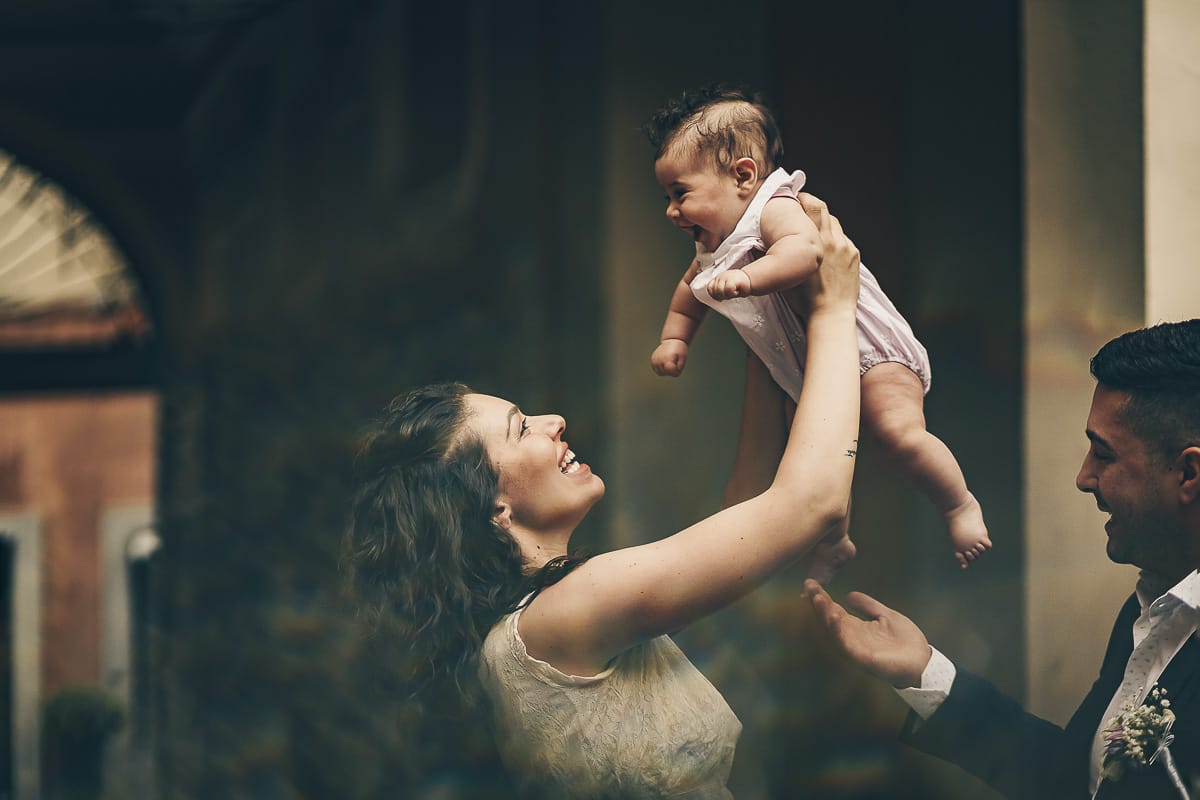 Shooting fotografico di famiglia nei toni del lilla. Ritratto di famiglia