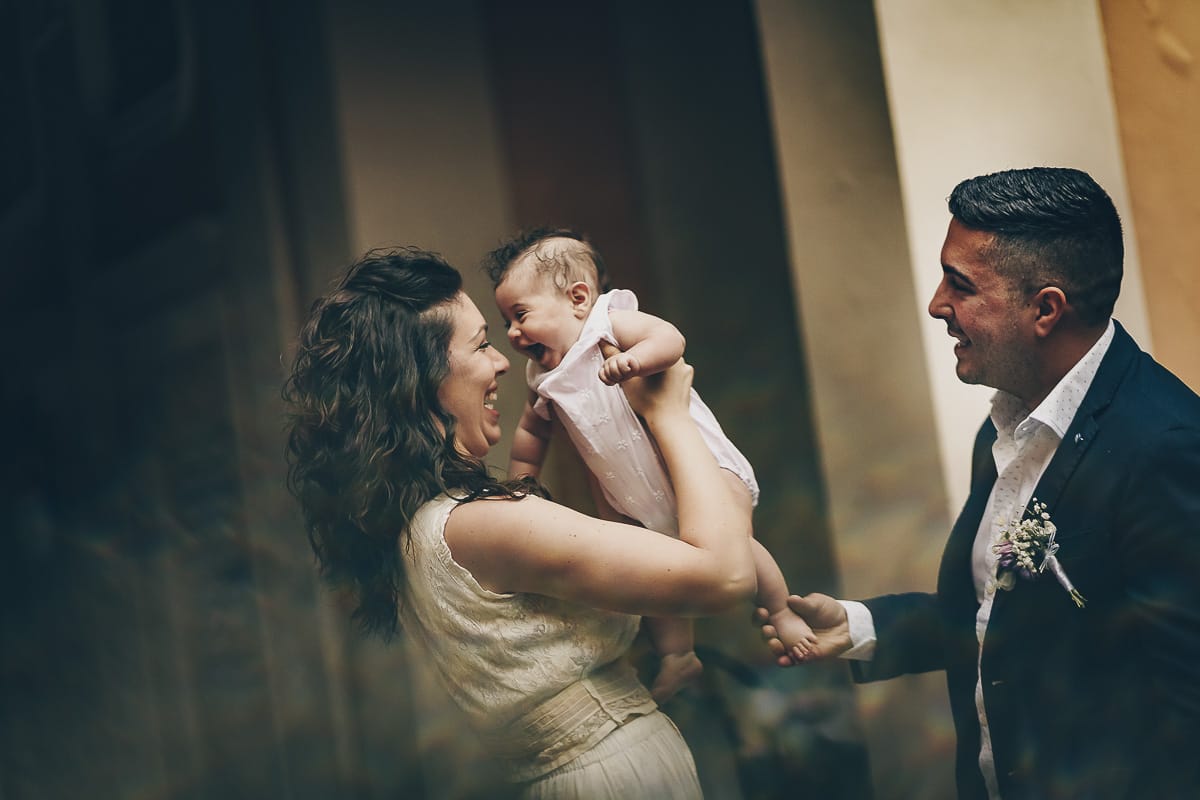 Shooting fotografico di famiglia nei toni del lilla. Ritratto di famiglia