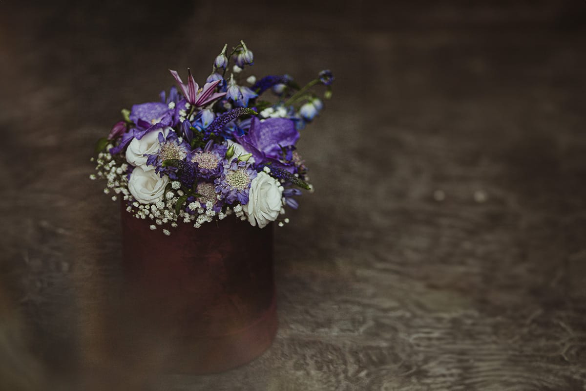Shooting fotografico di famiglia nei toni del lilla. Bouquet di fiori