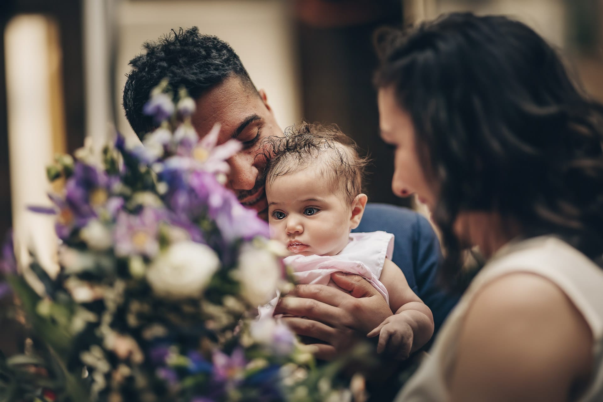 Shooting fotografico di famiglia primaverile nei toni del lilla. SErena e Mirko con la piccola Sofia di 3 mesi