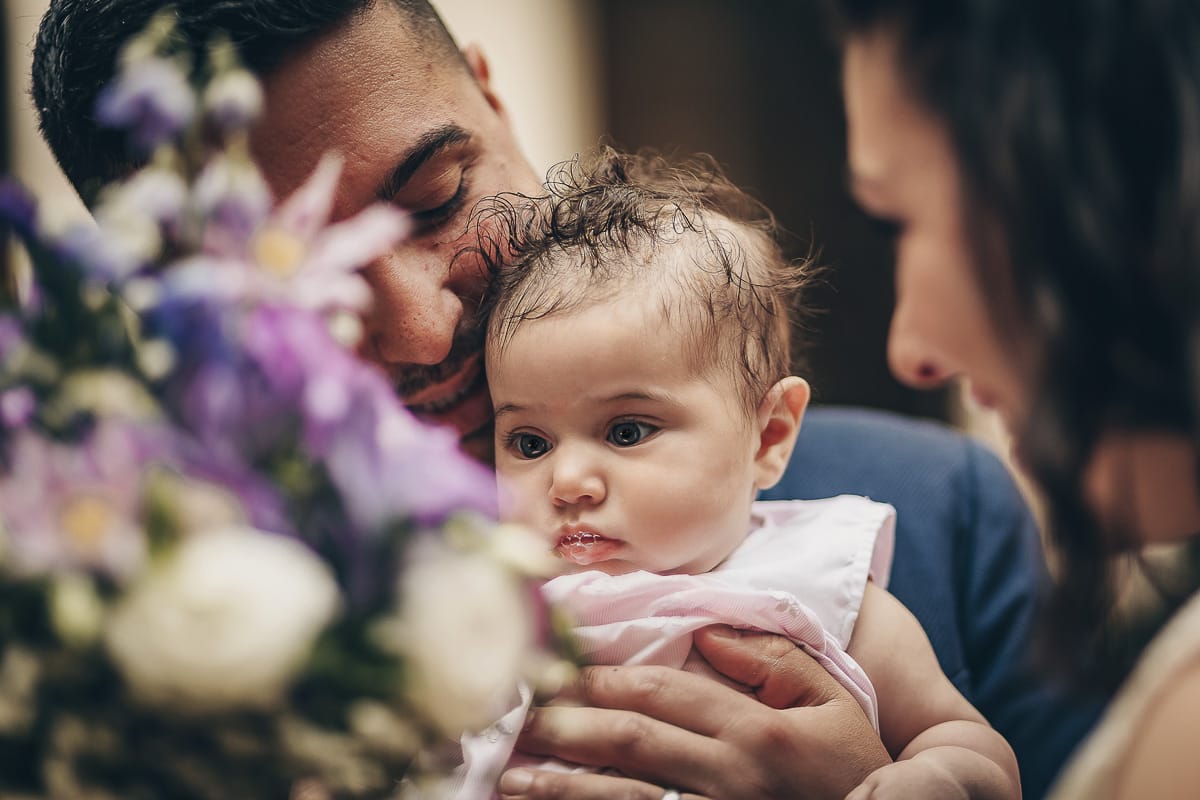 Shooting fotografico di famiglia nei toni del lilla. Ritratto di famiglia