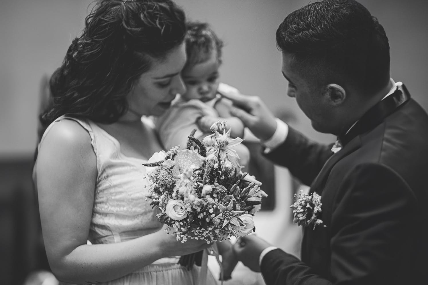 Shooting fotografico di famiglia nei toni del lilla. Ritratto di famiglia