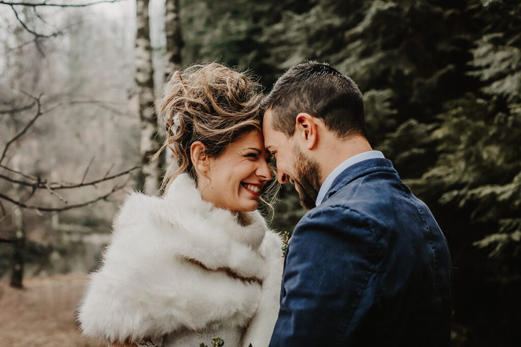 Winter wedding at the Superga hill park, among coniferous trees reminiscent of the great parks of North America.