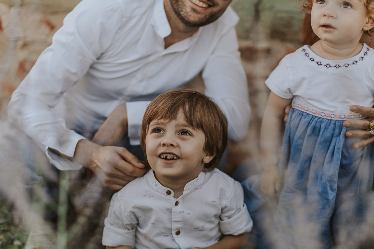 Foto di Famiglia al Tramonto: Ilenia, Filippo, Edoardo e Camilla a Mombello di Torino. la famiglia davanti alla chiesa di san Lorenzo guarda il drone.