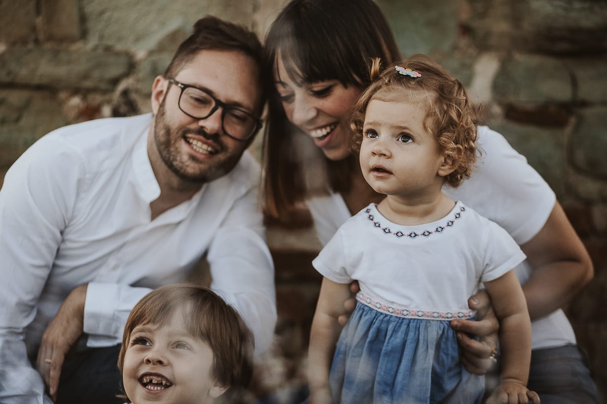 Foto di Famiglia al Tramonto: Ilenia, Filippo, Edoardo e Camilla a Mombello di Torino. la famiglia davanti alla chiesa di san Lorenzo guarda il drone.