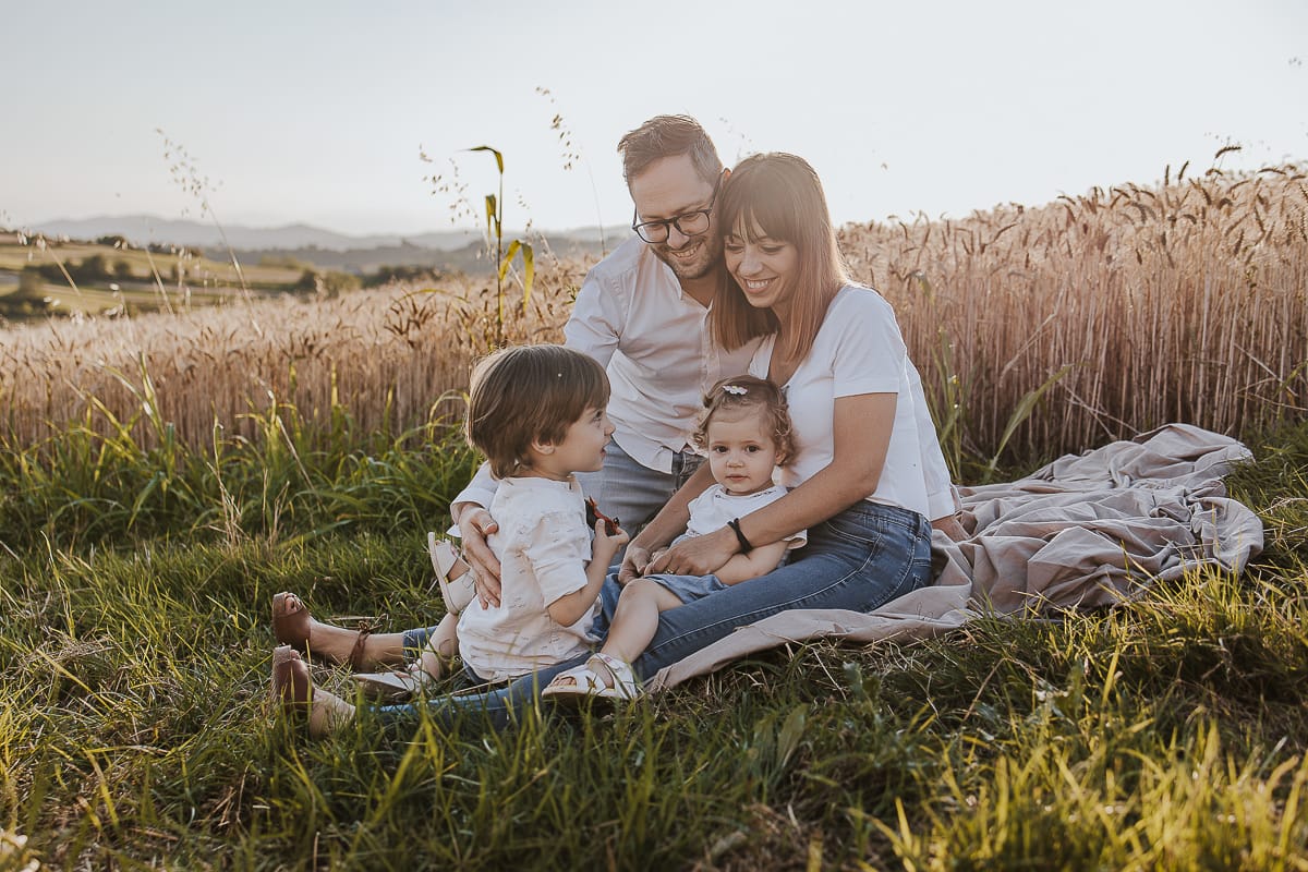Un ritratto di famiglia al tramonto: Ilenia, Filippo, Edo e Camilla, uniti dal loro amore.