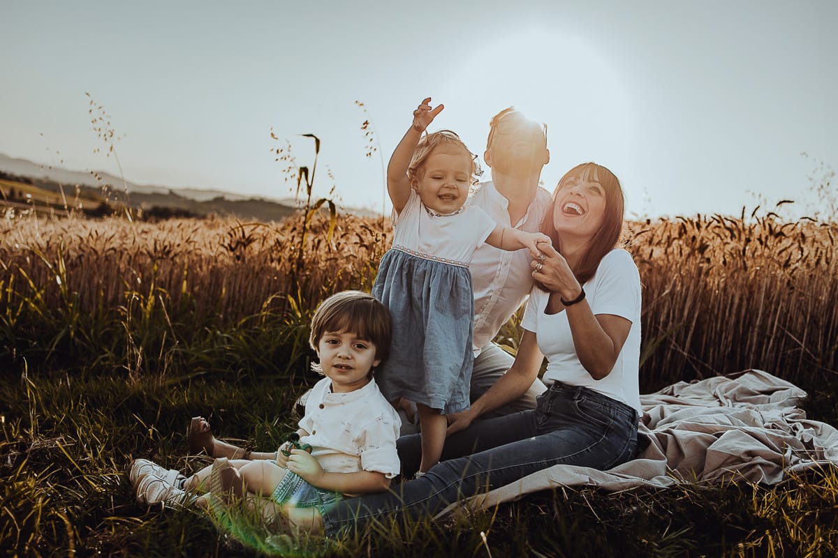 Un ritratto di famiglia al tramonto: Ilenia, Filippo, Edo e Camilla, uniti dal loro amore.