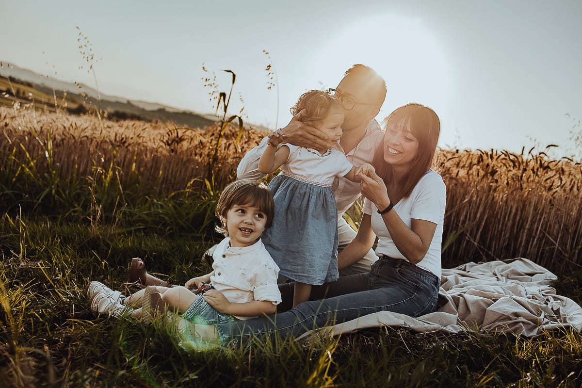 Un ritratto di famiglia al tramonto: Ilenia, Filippo, Edo e Camilla, uniti dal loro amore.