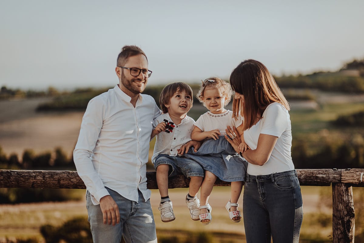 Un ritratto di famiglia al tramonto: Ilenia, Filippo, Edo e Camilla, uniti dal loro amore.