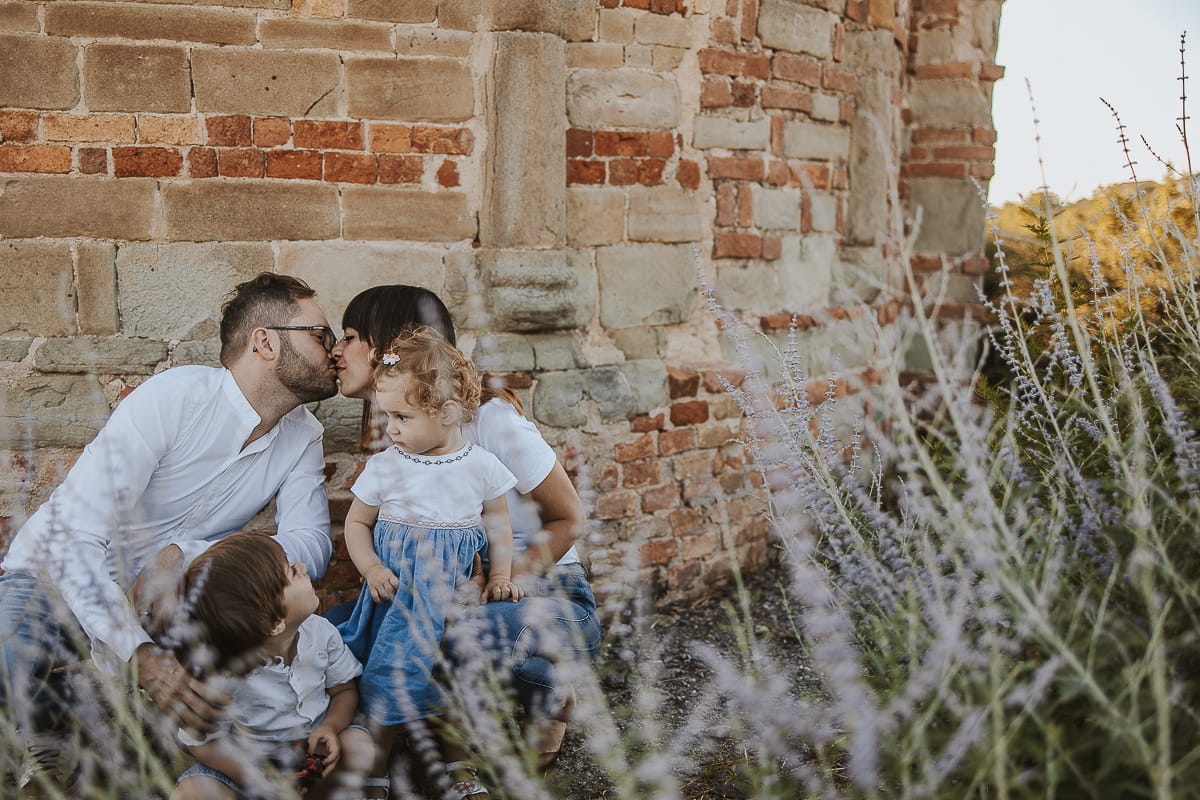 Foto di Famiglia al Tramonto: Ilenia, Filippo, Edoardo e Camilla a Mombello di Torino. I genitori si baciano
