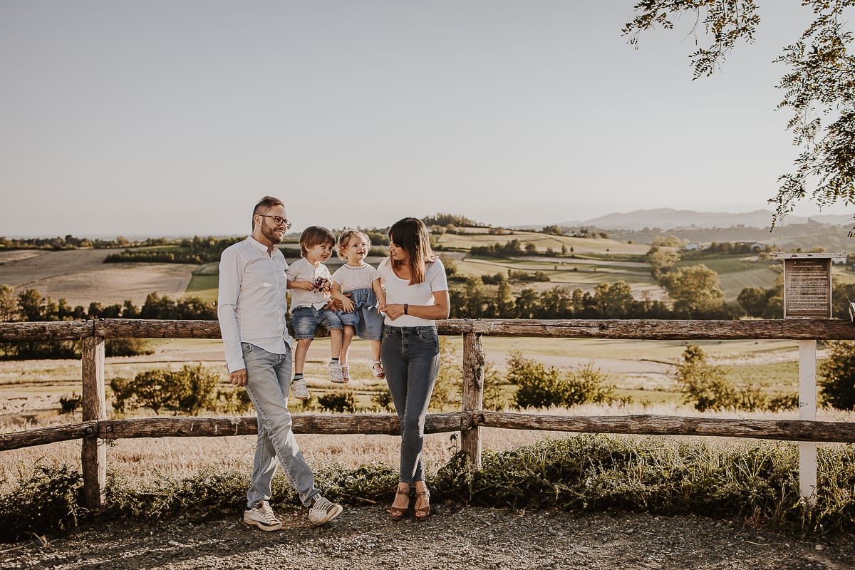 Un ritratto di famiglia al tramonto: Ilenia, Filippo, Edo e Camilla, uniti dal loro amore.