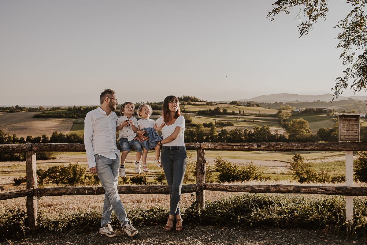 Un ritratto di famiglia al tramonto: Ilenia, Filippo, Edo e Camilla, uniti dal loro amore.