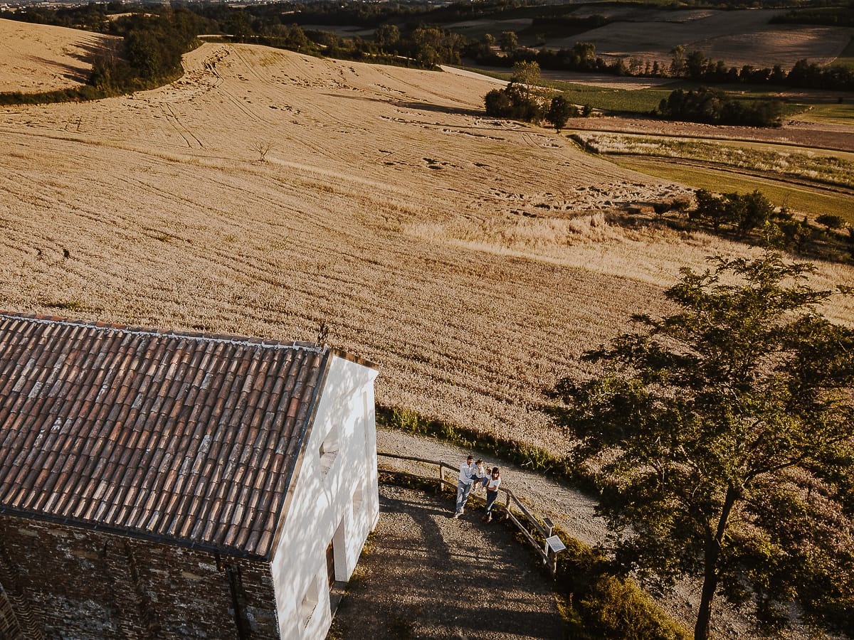 La magia del drone che vola nel cielo al tramonto cattura l'attenzione di Edo e Camilla.