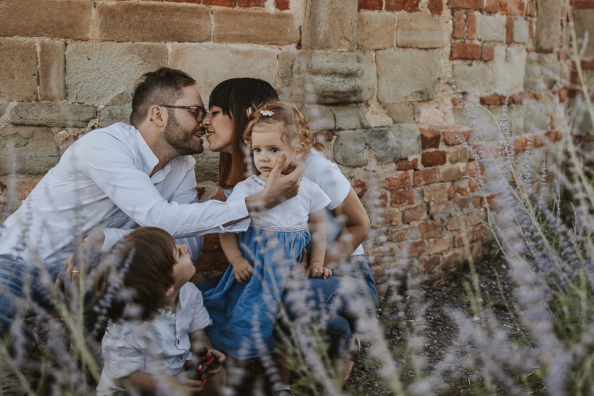 Foto di Famiglia al Tramonto: Ilenia, Filippo, Edoardo e Camilla a Mombello di Torino. I genitori si baciano