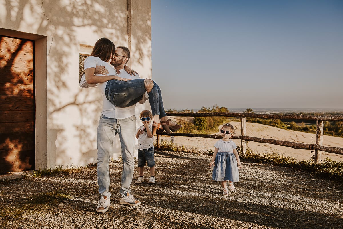Ilenia e Filippo si baciano appassionatamente, circondati dalla magia del tramonto.