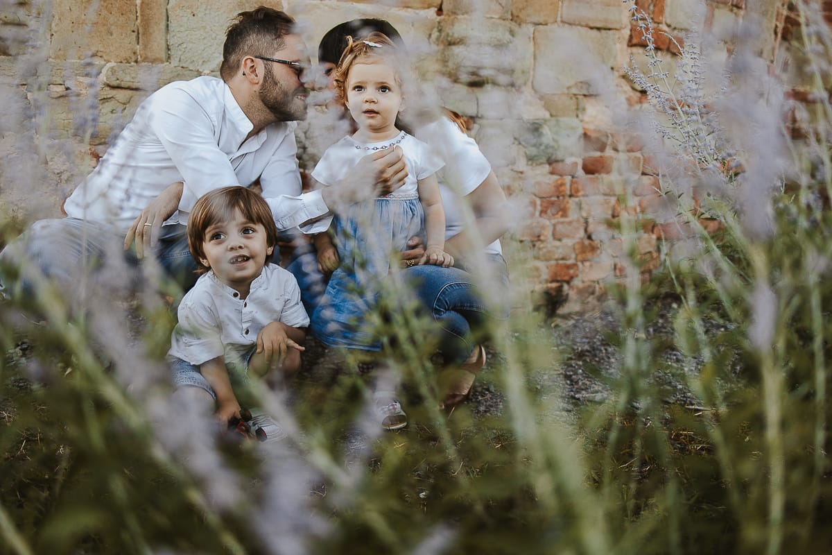 Foto di Famiglia al Tramonto: Ilenia, Filippo, Edoardo e Camilla a Mombello di Torino. I genitori si guardano