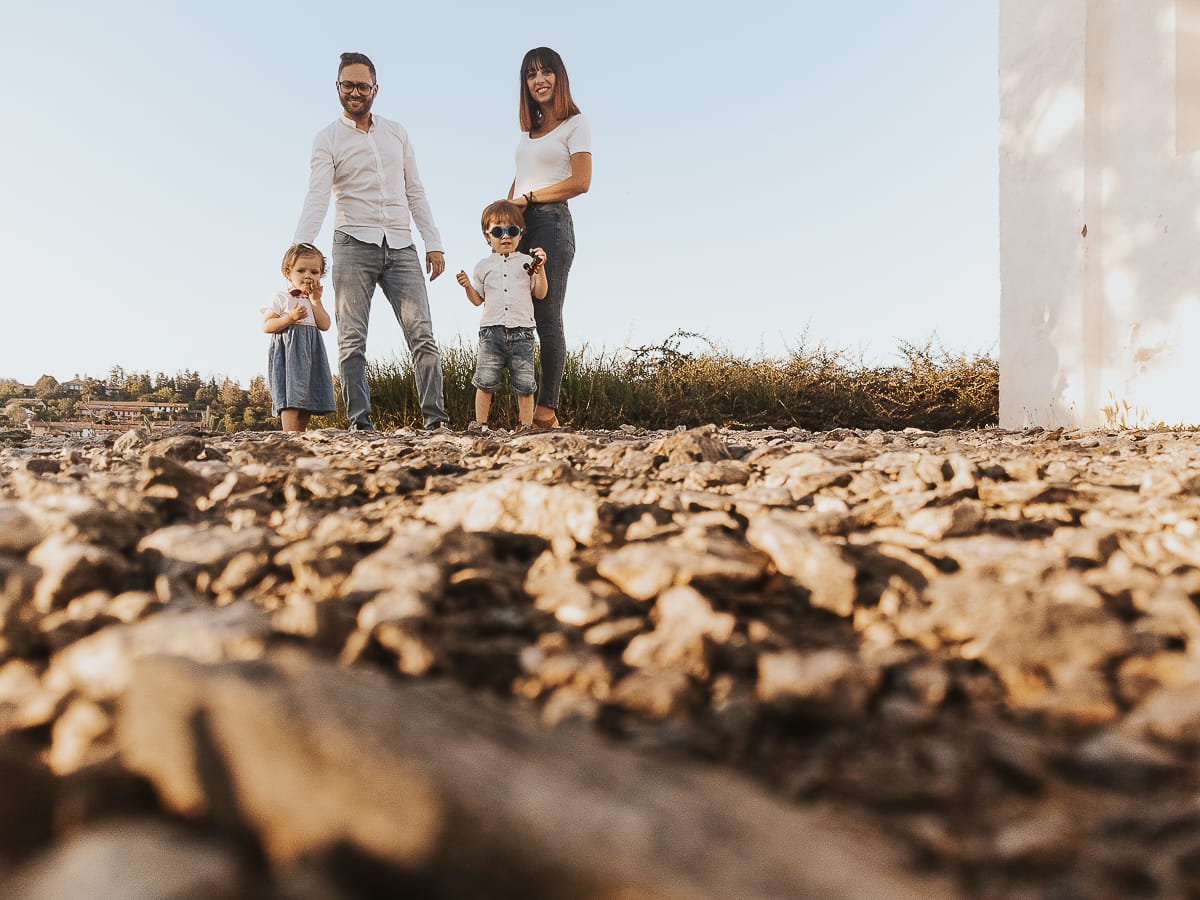 Un ritratto di famiglia al tramonto: Ilenia, Filippo, Edo e Camilla, uniti dal loro amore.
